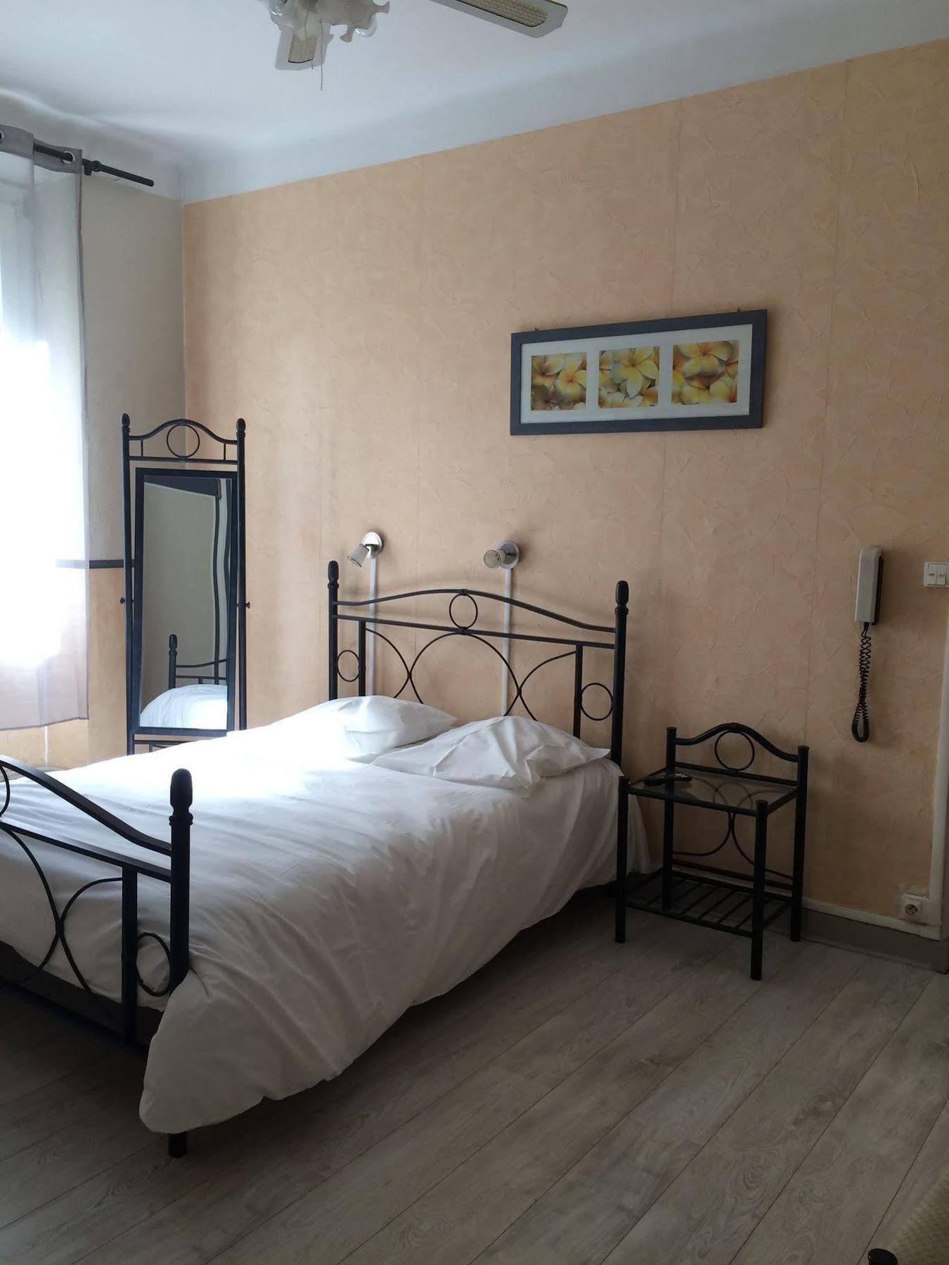 Au Royal Hotel การ์กาซอน ภายนอก รูปภาพ